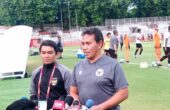 Bima Sakti Pelatih Timnas Indonesia U-17 saat berada di Stadion Gelora 10 November Surabaya, pada Rabu (15/11/2023). Foto: Risky suarasurabaya.net