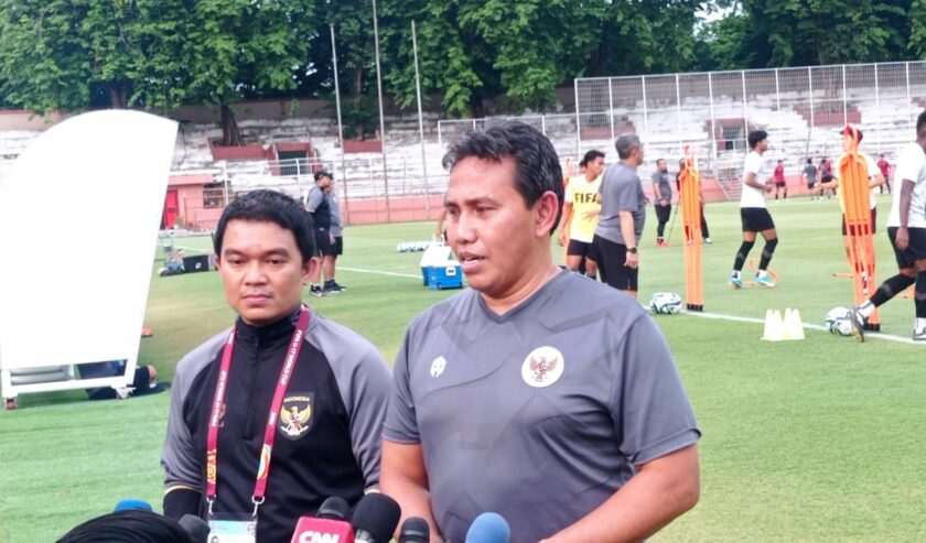 Bima Sakti Pelatih Timnas Indonesia U-17 saat berada di Stadion Gelora 10 November Surabaya, pada Rabu (15/11/2023). Foto: Risky suarasurabaya.net