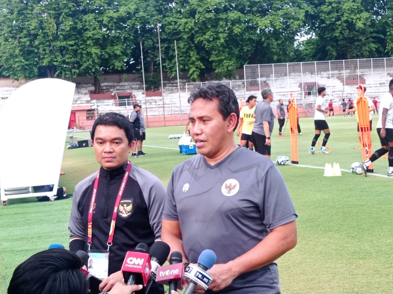 Bima Sakti Pelatih Timnas Indonesia U-17 saat berada di Stadion Gelora 10 November Surabaya, pada Rabu (15/11/2023). Foto: Risky suarasurabaya.net