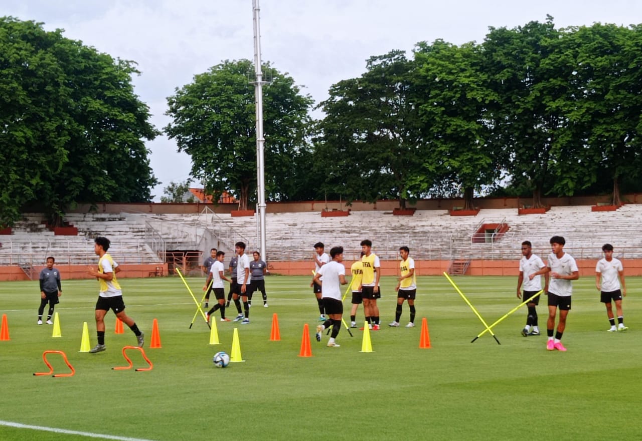 Para pemain Timnas Indonesia U-17 saat menjalani official training di Stadion Gelora 10 November Surabaya, pada Rabu (15/11/2023). Foto: Risky suarasurabaya.net