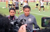 Bima Sakti saat berada dalam official training di Stadion Gelora 10 November Surabaya, pada Rabu (15/11/2023). Foto: Risky suarasurabaya.net