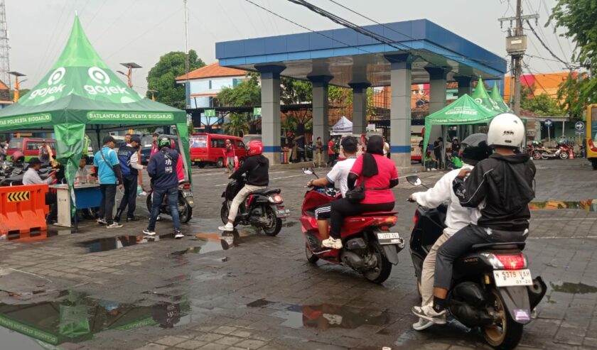 Para suporter Timnas Indonesia tiba di Terminal Benowo, pada Kamis (16/11/2023). Foto: Risky suarasurabaya.net