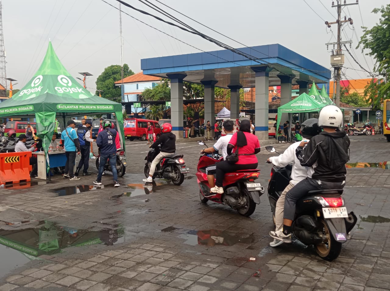 Para suporter Timnas Indonesia tiba di Terminal Benowo, pada Kamis (16/11/2023). Foto: Risky suarasurabaya.net