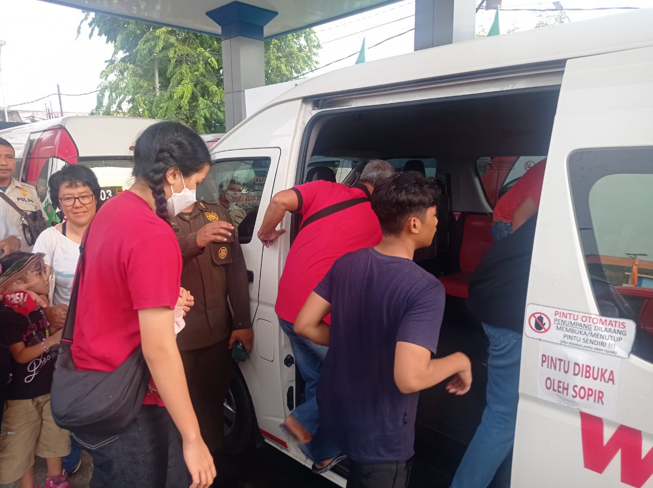 Suporter Timnas Indonesia memasuki angkutan feeder di Terminal Benowo untuk menuju Stadion Gelora Bung Tomo (GBT) Surabaya, Kamis (16/11/2023). Foto: Risky suarasurabaya.net