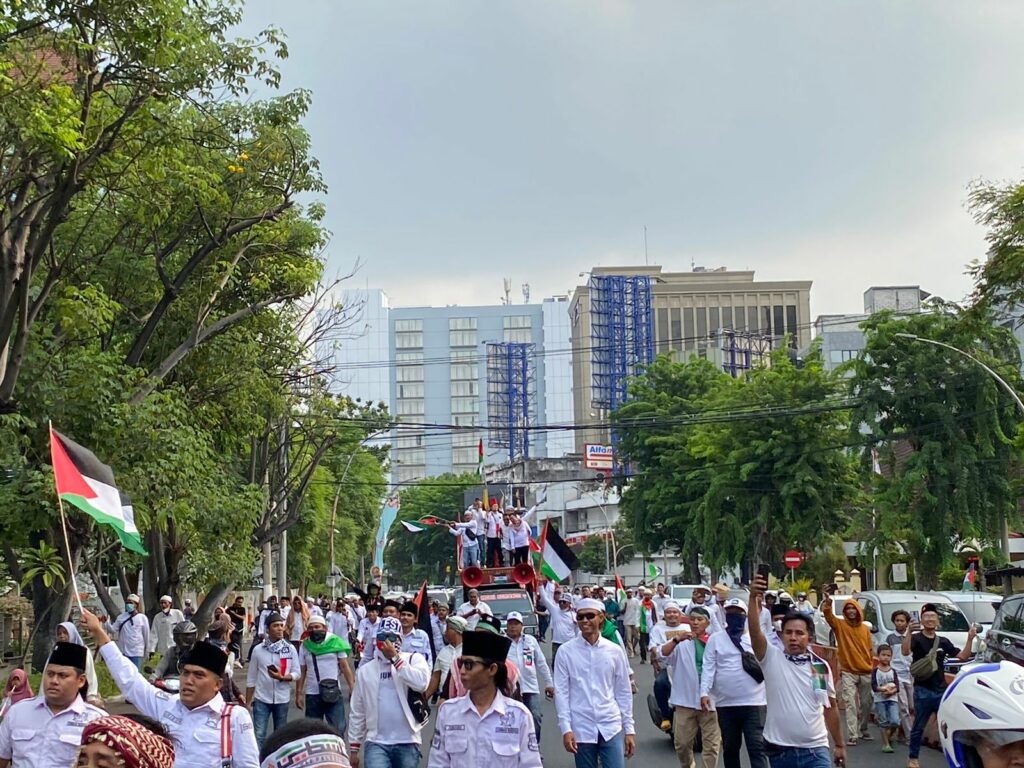 Massa aksi Koalisi Jawa Timur Bela Palestina waktu memasuki Jalan Basuki Rahmat untuk mengajak boikot produk afiliasi dengan Israel, Jumat (17/11/2023). Foto: Wildan suarasurabaya.net 
