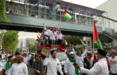 Korlap aksi Koalisi Jawa Timur Bela Palestina menyampaikan orasi untuk boikot produk afiliasi dengan Israel, Jumat (17/11/2023). Foto: Wildan suarasurabaya.net