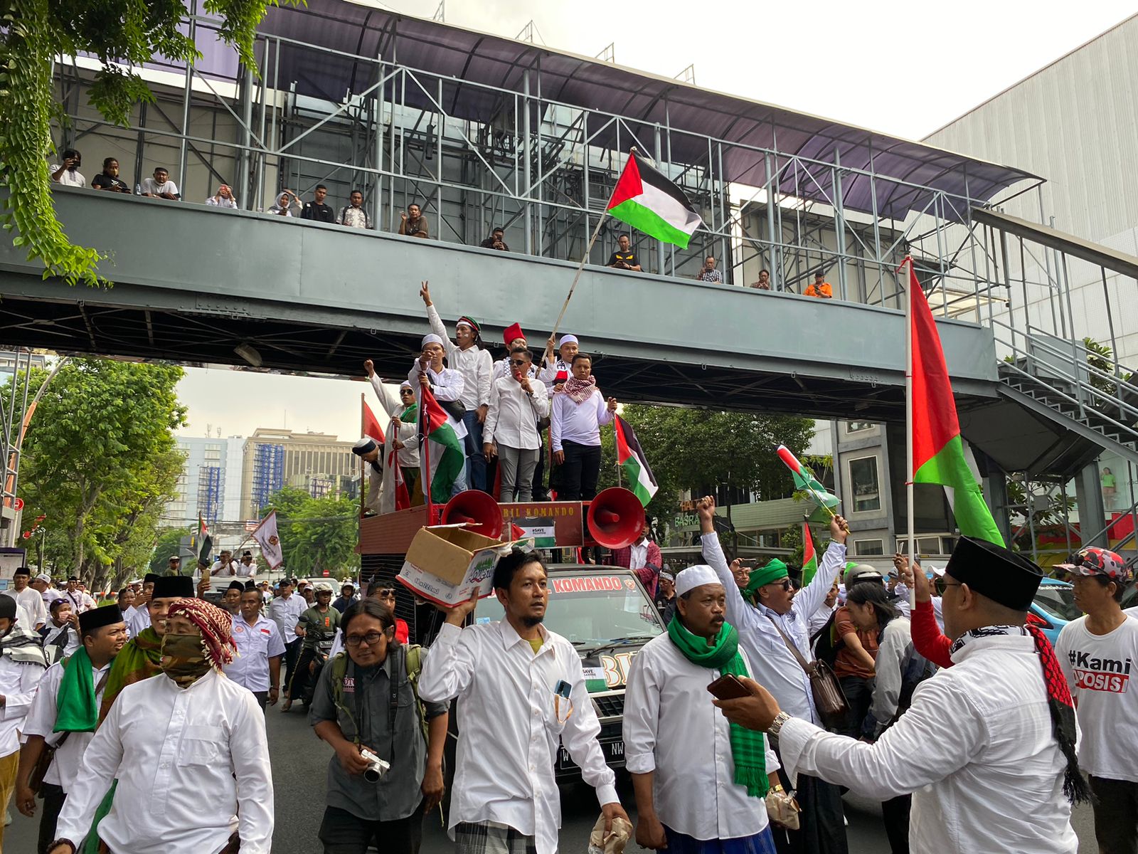 Korlap aksi Koalisi Jawa Timur Bela Palestina menyampaikan orasi untuk boikot produk afiliasi dengan Israel, Jumat (17/11/2023). Foto: Wildan suarasurabaya.net