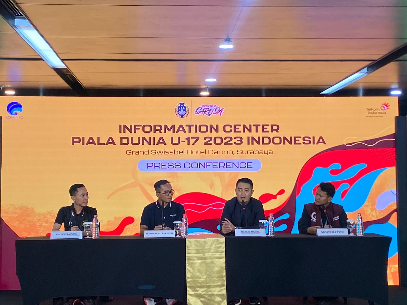 Marsal Masita Direktur Marketing PSSI sekaligus Head of Marketing and Commercial LOC Piala Dunia U-17 2023 saat konpers di Surabaya, Jumat (17/11/2023). Foto: Meilita suarasurabaya.net