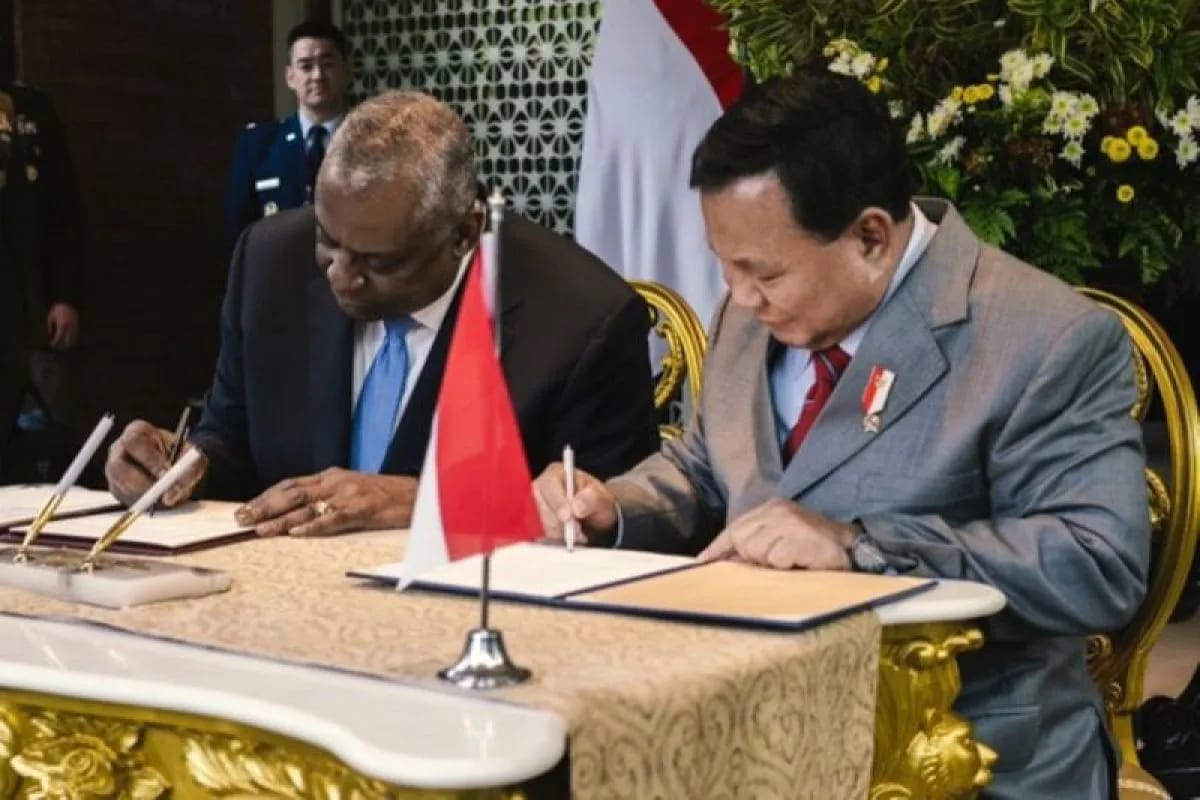 Prabowo Subianto Menteri Pertahanan RI dan Lloyd J. Austin III Menteri Pertahanan Amerika Serikat menandatangani Pengaturan Kerja Sama Pertahanan (Defense Cooperation Arrangement/DCA) di Jakarta, Kamis (16/11/2023). Foto: Antara/HO-Kantor Urusan Publik Kementerian Pertahanan AS)