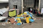 Tumpukan sampah di antara tenda pengungsi di halaman rumah sakit Al Shifa selama operasi darat Israel di sekitar rumah sakit, di Kota Gaza (12/11/2023). Foto: Reuters