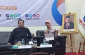 (kanan) Febby Novita Direktur Bisnis Perum Bulog saat menyampaikan paparannya dalam sebuah sesi diskusi di Gedung Ombudsman RI, Jakarta Selatan pada Jumat (17/11/2023). Foto: Antara