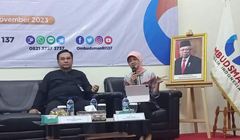 (kanan) Febby Novita Direktur Bisnis Perum Bulog saat menyampaikan paparannya dalam sebuah sesi diskusi di Gedung Ombudsman RI, Jakarta Selatan pada Jumat (17/11/2023). Foto: Antara