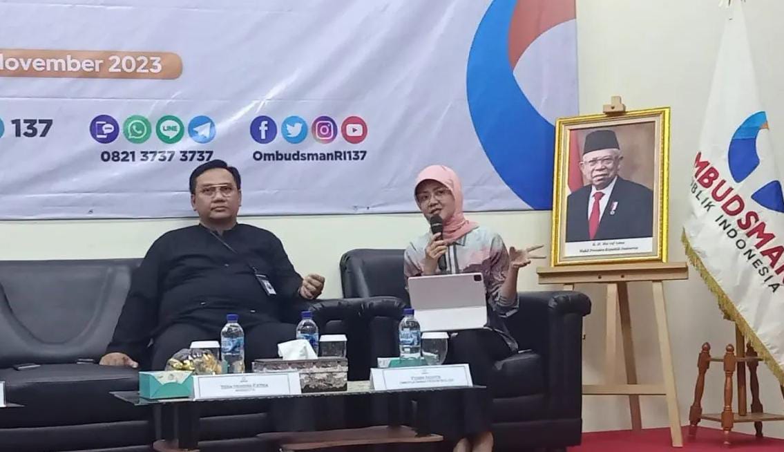 (kanan) Febby Novita Direktur Bisnis Perum Bulog saat menyampaikan paparannya dalam sebuah sesi diskusi di Gedung Ombudsman RI, Jakarta Selatan pada Jumat (17/11/2023). Foto: Antara
