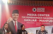 (ujung kanan) Ronny Talapessy Direktur Hukum Tim Pemenangan Nasional (TPN) Ganjar Pranowo dan Mahfud Md dalam konferensi pers di Kantor TPN, Jakarya, Jumat (17/11/2023). Foto: Antara