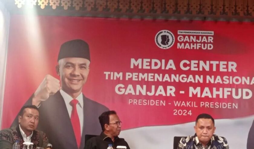 (ujung kanan) Ronny Talapessy Direktur Hukum Tim Pemenangan Nasional (TPN) Ganjar Pranowo dan Mahfud Md dalam konferensi pers di Kantor TPN, Jakarya, Jumat (17/11/2023). Foto: Antara