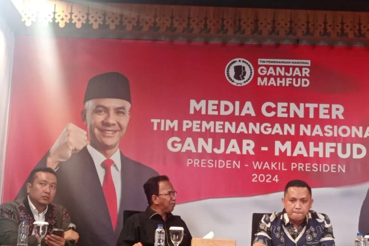 (ujung kanan) Ronny Talapessy Direktur Hukum Tim Pemenangan Nasional (TPN) Ganjar Pranowo dan Mahfud Md dalam konferensi pers di Kantor TPN, Jakarya, Jumat (17/11/2023). Foto: Antara