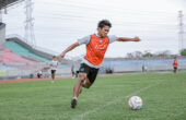 Catur Pamungkas pemain Persebaya saat menjalani latihan. Foto: Persebaya