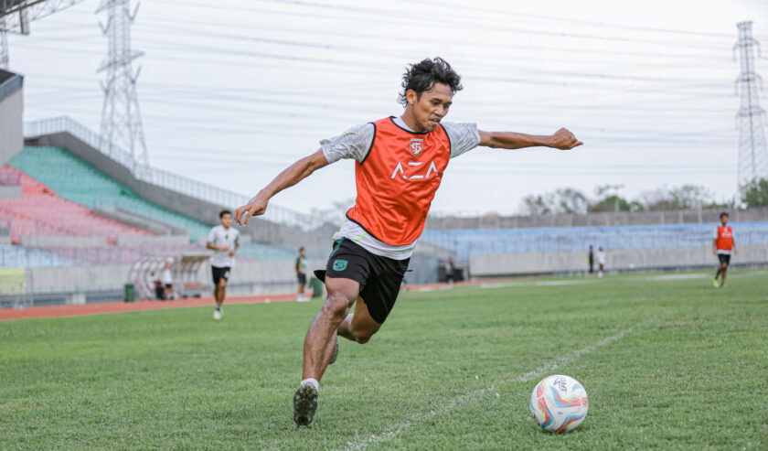 Catur Pamungkas pemain Persebaya saat menjalani latihan. Foto: Persebaya