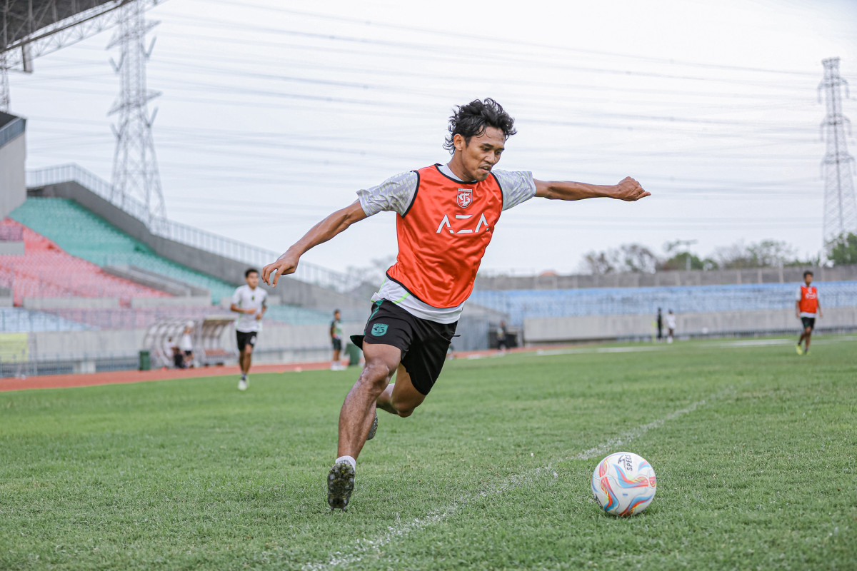 Catur Pamungkas pemain Persebaya saat menjalani latihan. Foto: Persebaya