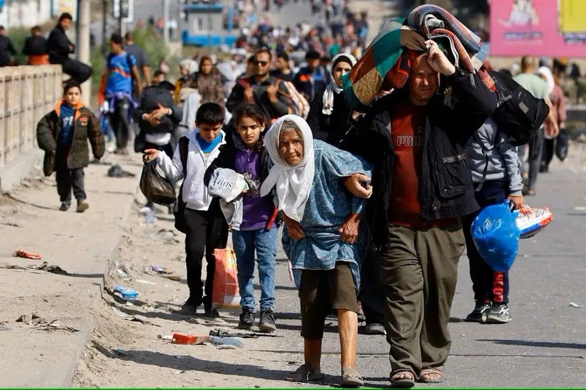 Warga Palestina yang mengungsi dari Gaza utara di tengah perang antara Israel dan kelompok perlawanan Hamas di Jalur Gaza tengah, Jumat (10/11/2023). Foto: Reuters