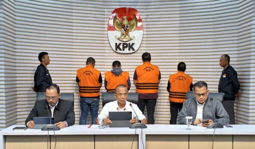KPK menghadirkan empat tersangka kasus suap pengurusan perkara di Kejaksaan Negeri Bondowoso, Jawa Timur, dalam konferensi pers di Gedung Merah Putih KPK, Jakarta Selatan, Jakarta, Kamis (16/11/2023). Foto: Antara
