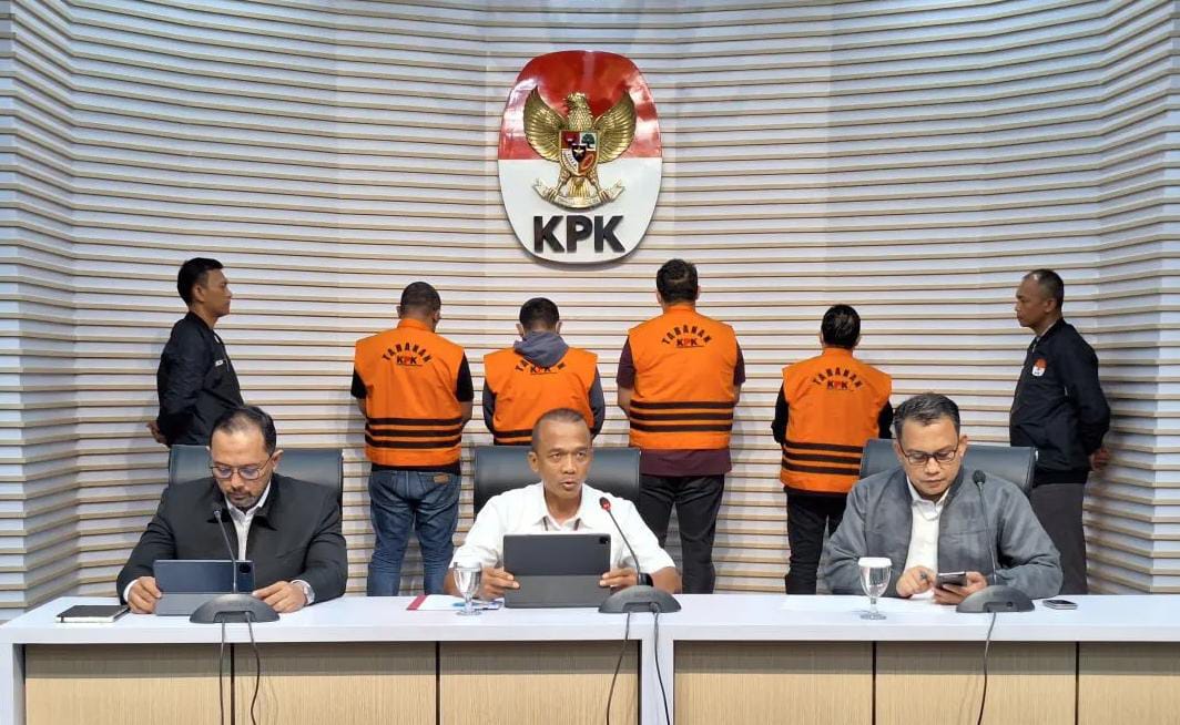 KPK menghadirkan empat tersangka kasus suap pengurusan perkara di Kejaksaan Negeri Bondowoso, Jawa Timur, dalam konferensi pers di Gedung Merah Putih KPK, Jakarta Selatan, Jakarta, Kamis (16/11/2023). Foto: Antara