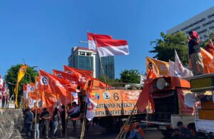 Demo Buruh Minta Perhitungan UMP 2024 Jatim