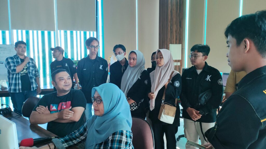 Hendra Lukas P. Hutagalung penyiar Radio Suara Surabaya saat memberikan penjelasan kepada Mahasiswa Universitas Respati Yogyakarta di ruang siaran radio Suara Surabaya, Senin (20/11/2023). Foto: Feby Magang suarasurabaya.net