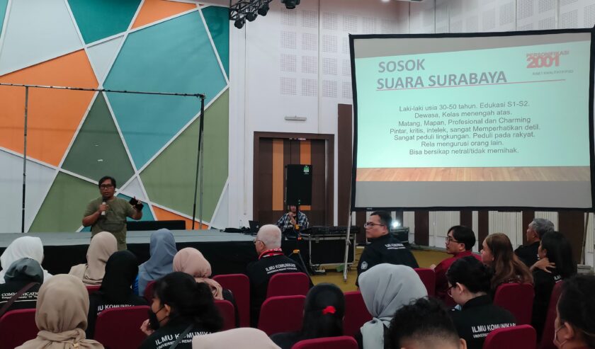 Eddy Prastyo Pemimpin Redaksi saat mengenalkan Suara Surabaya Media kepada Mahasiswa Universitas Respati Yogyakarta di Hall Suara Surabaya Centre, Senin (20/11/2023). Foto: Feby Magang suarasurabaya.net