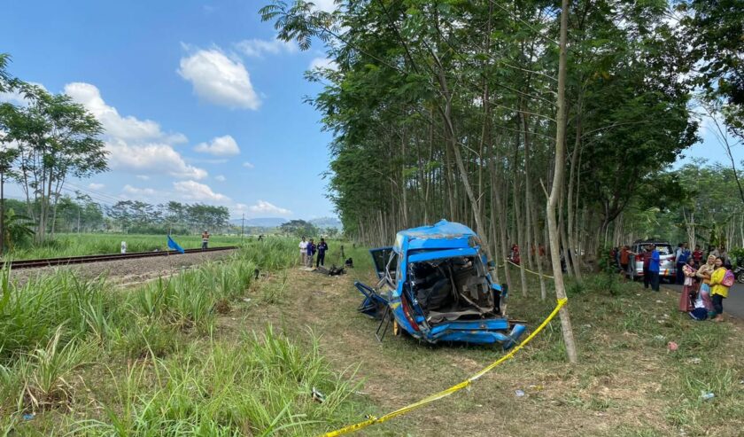 Kondisi minibus setelah dihantam KA Probowangi di pelintasan tak berpintu pada, Minggu (19/11/2023) malam kemarin. Foto: Istimewa.