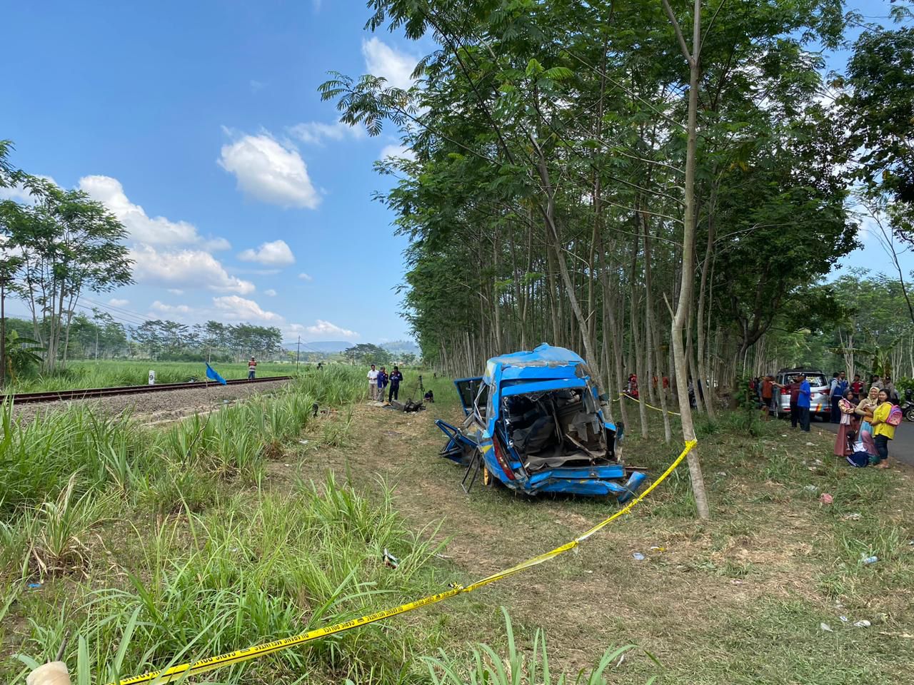 Kondisi minibus setelah dihantam KA Probowangi di pelintasan tak berpintu pada, Minggu (19/11/2023) malam kemarin. Foto: Istimewa.