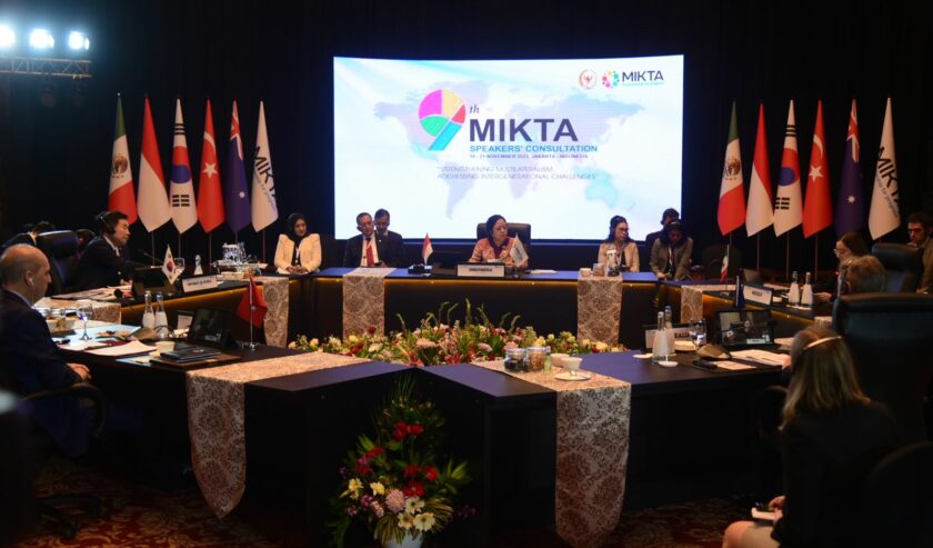 Puan Maharani Ketua DPR RI saat memimpin diskusi di Forum MIKTA di Jakarta, Senin (20/11/2023). Foto : istimewa