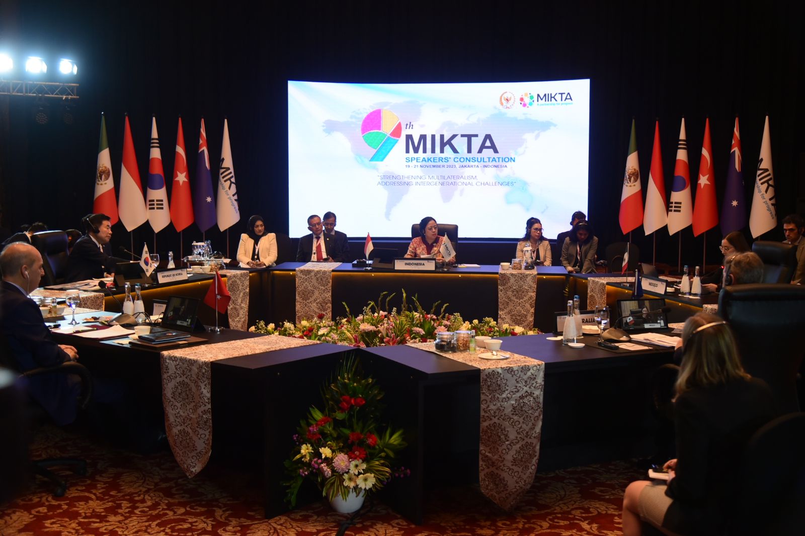 Puan Maharani Ketua DPR RI saat memimpin diskusi di Forum MIKTA di Jakarta, Senin (20/11/2023). Foto : istimewa