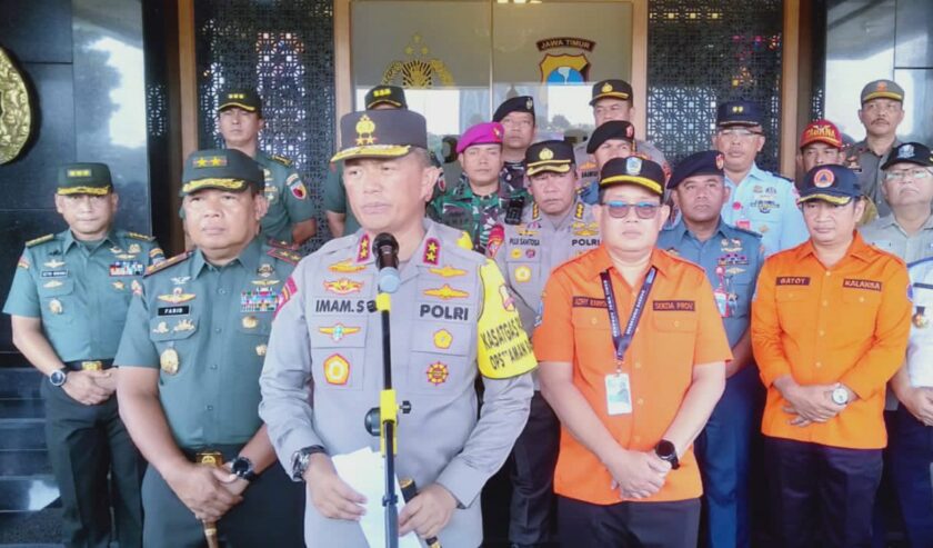 Irjen Imam Sugianto Kapolda Jatim bersama jajaran Forum Komunikasi Pimpinan Daerah (Forkopimda) Jatim waktu jumpa pers setelah apel siap siaga bencana hidrometeorologi, Selasa (21/11/2023). Foto: Wildan suarasurabaya.net