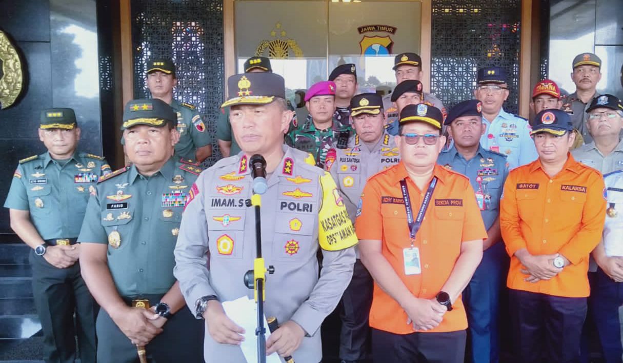 Irjen Imam Sugianto Kapolda Jatim bersama jajaran Forum Komunikasi Pimpinan Daerah (Forkopimda) Jatim waktu jumpa pers setelah apel siap siaga bencana hidrometeorologi, Selasa (21/11/2023). Foto: Wildan suarasurabaya.net