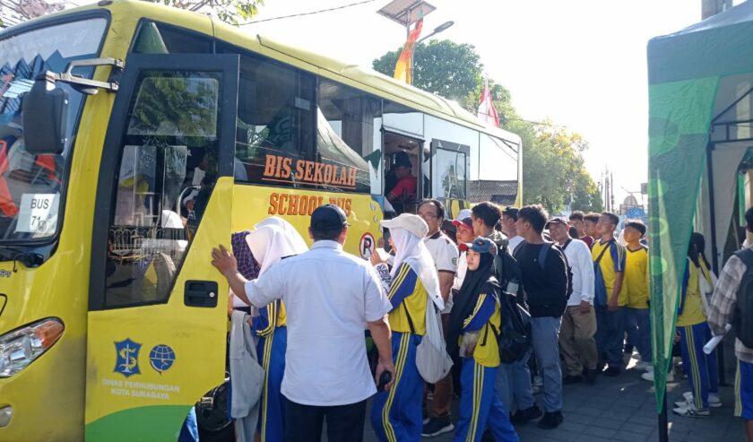 Para pelajar dari Surabaya saat menaiki bus di Terminal Benowo untuk menuju Stadion Gelora Bung Tomo (GBT) Surabaya, pada Selasa (21/11/2023). Foto: Risky suarasurabaya.net