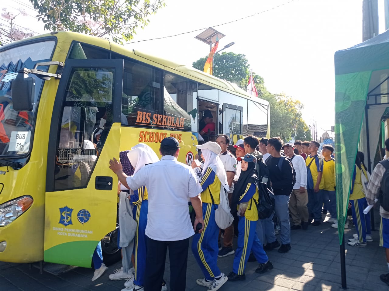 Para pelajar dari Surabaya saat menaiki bus di Terminal Benowo untuk menuju Stadion Gelora Bung Tomo (GBT) Surabaya, pada Selasa (21/11/2023). Foto: Risky suarasurabaya.net