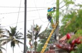 Salah satu petugas PLN melakukan pemeliharaan listrik. Foto: PLN