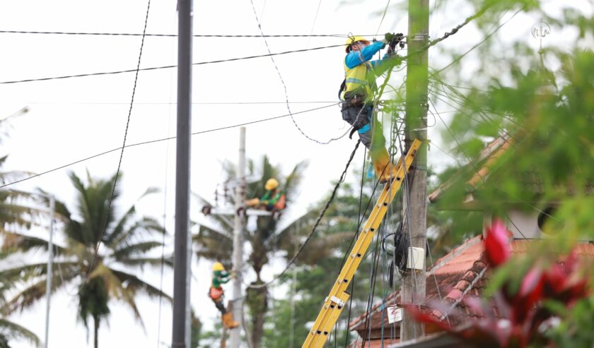 Salah satu petugas PLN melakukan pemeliharaan listrik. Foto: PLN