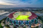 Stadion Gelora Bung Tomo (GBT) Surabaya terlihat sangat terang karena listrik selalu nyala selama pertandingan Piala Dunia U-17 2023. Foto: PLN