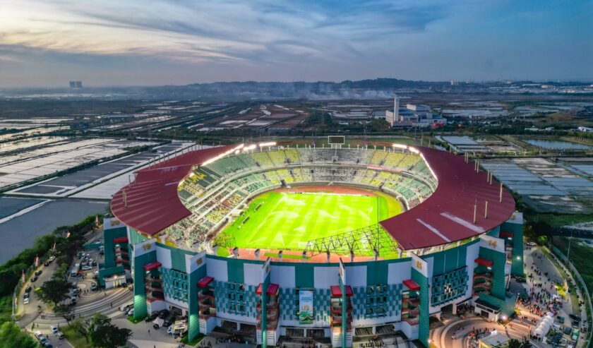 Stadion Gelora Bung Tomo (GBT) Surabaya terlihat sangat terang karena listrik selalu nyala selama pertandingan Piala Dunia U-17 2023. Foto: PLN