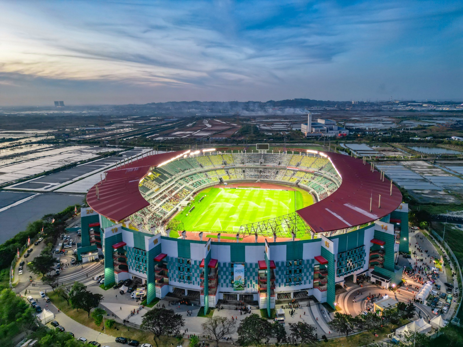 Stadion Gelora Bung Tomo (GBT) Surabaya terlihat sangat terang karena listrik selalu nyala selama pertandingan Piala Dunia U-17 2023. Foto: PLN