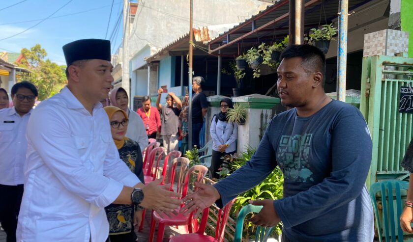 Eri Cahyadi Wali Kota Surabaya mengunjungi rumah duka korban meninggal dalam kecelakaan minibus di Lumajang, Rabu (22/11/2023). Foto: Meilita suarasurabaya.net