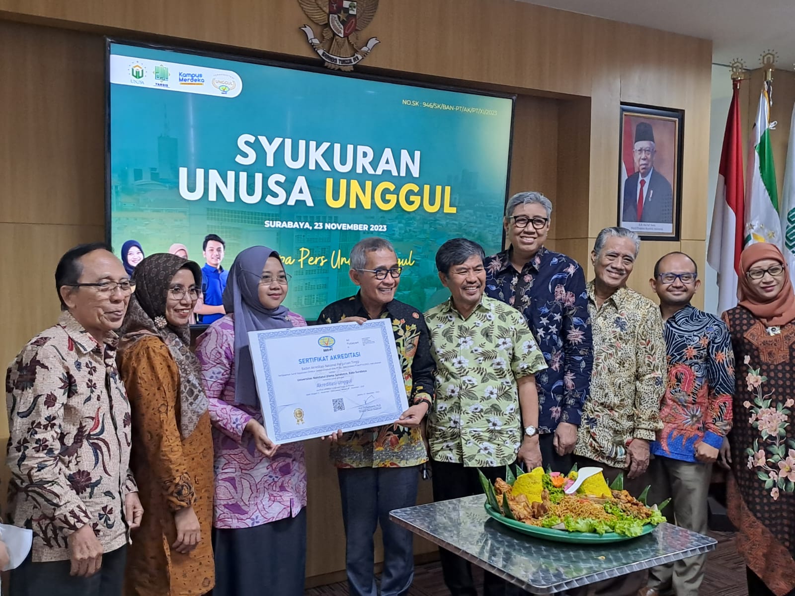 Achmad Jazidie Rektor Unusa memotong tumpeng dan memegang sertifikat BAN PT Untuk institusi Unggul, bersama Direktur Lembaga Penjaminan Mutu dan Pengawasan Internal, Surabaya, Kamis (23/11/2023). Foto: Unusa