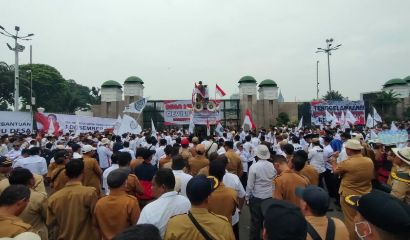 Ribuan Kepala Desa dan Aparat Desa berunjuk rasa di gedung DPR RI, Senayan, Jakarta, Kamis (23/11/2023). Mereka menuntut segera disahkannya UU no 6 tahun 2014 tentang desa hasil revisi. Foto : Faiz Fadjarudin suarasurabaya.net