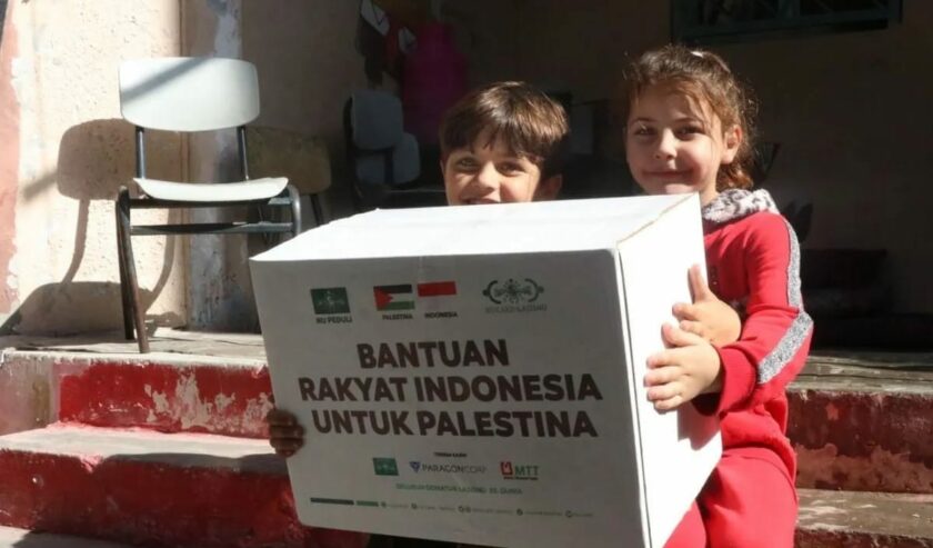 Bantuan kemanusiaan yang diterima oleh anak-anak di Gaza, Palestina. Foto: Antara