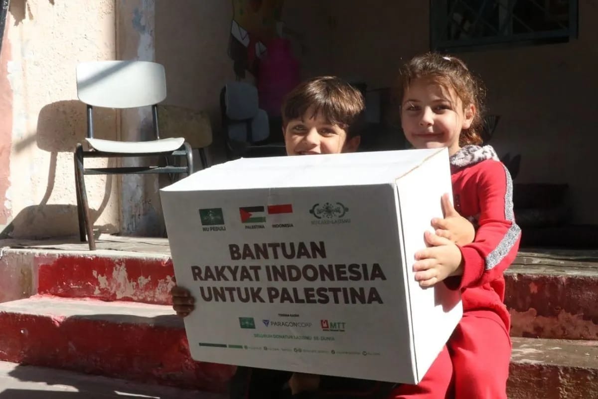 Bantuan kemanusiaan yang diterima oleh anak-anak di Gaza, Palestina. Foto: Antara