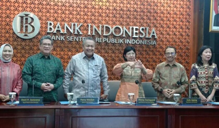 Gubernur dan Jajaran Deputi Gubernur Bank Indonesia dalam konferensi pers terkait hasil RDG di Kantor BI, Jakarta, Kamis (23/11/2023). Foto: Antara