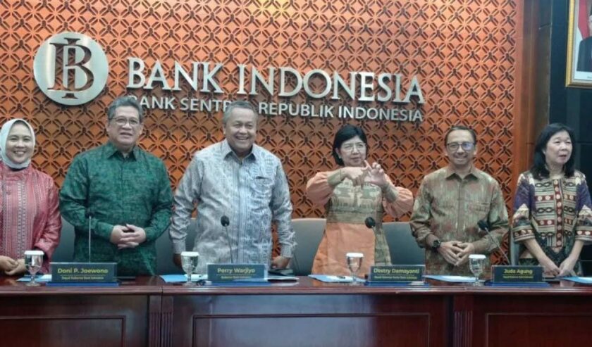 Gubernur dan Jajaran Deputi Gubernur Bank Indonesia dalam konferensi pers terkait hasil RDG di Kantor BI, Jakarta, Kamis (23/11/2023). Foto: Antara