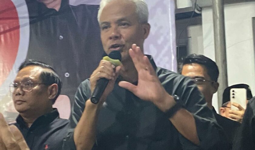 Ganjar Pranowo calon presiden waktu menggelar pertemuan dengan relawan dan kader PDI Perjuangan di Kantor DPD PDIP Jatim, Surabaya, Rabu (22/11/2023). Foto: Wildan suarasurabaya.net